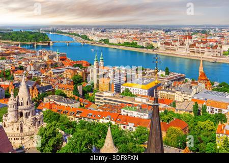Aus der Vogelperspektive von Budapest mit Fischerbastei, Donau, Margareteninsel und ungarischem parlament. Stockfoto