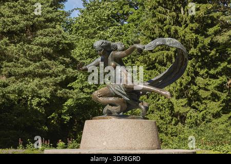 PALANGA, LITAUEN - 5. JULI 2017: Statue und wunderschönes Palanga Bernsteinmuseum im Tiskeviciai Palast und Botanischer Garten in Palanga, Litauen Stockfoto