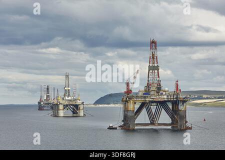 INVERGORDON, Großbritannien - 07 August: Großes offshore Bohrinsel Bohrinseln vor der Küste in der Nähe von Invergordon in Schottland Stockfoto