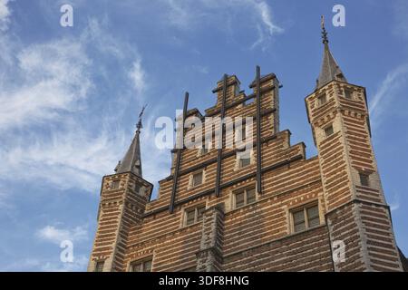 Detail des Vleeshuis-Gebäudes in Atnwerp, Belgien. Im Mittelalter war ein Fleischmarkt sowie eine gildenhalle Stockfoto