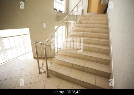 Schule Flur mit Treppe, niemand indoor Gebäude Stockfoto