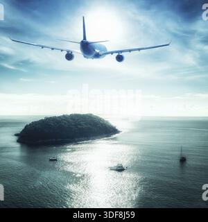Flugzeug fliegen über erstaunliche Ozean Landschaft mit tropischen Insel. Thailand Reiseziele Stockfoto