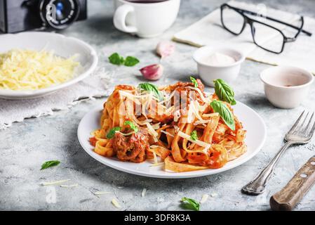 Pasta mit Mini-Fleischbällchen, Tomatensauce und Parmesankäse Stockfoto