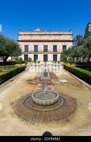 Historische maurische Festungsanlage mit dem roten Palast Palacio de Villavicencio, Alczar de Jerez de la Frontera, Cádiz, Andalusien, Spanien Stockfoto