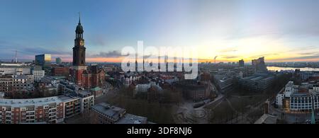 Breitbild-Luftbild des berühmten St. Michaelis Chruch bei Sonnenaufgang in Hamburg Stockfoto