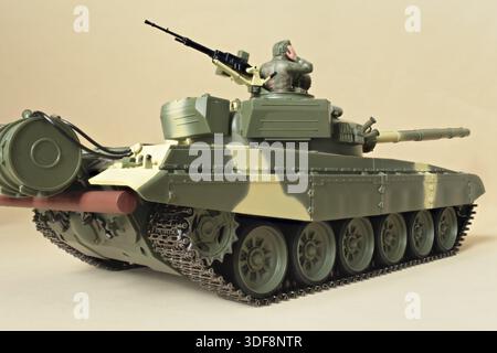 Figur Kommandeur des sowjetischen Panzers T-72, seitliche Rückansicht Stockfoto