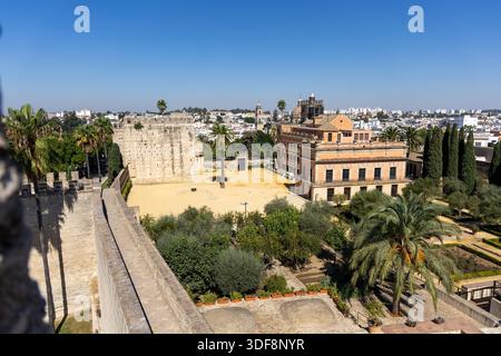 Historische maurische Festungsanlage mit dem roten Palast Palacio de Villavicencio, Alczar de Jerez de la Frontera, Cádiz, Andalusien, Spanien Stockfoto