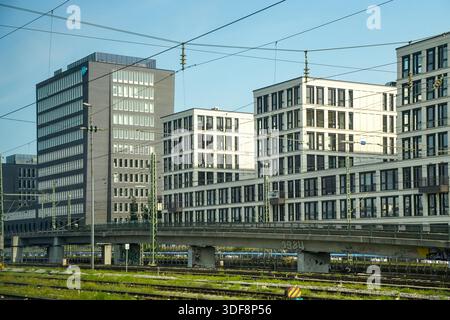 Hauslinie im Arnulfpark, einem Stadtentwicklungsgebiet in München, das auf ehemaligen Bahnstrecken errichtet wurde. Die Gegend ist bekannt für ihre moderne Architektur und die Kombination von Wohn- und Bürogebäuden. Stockfoto