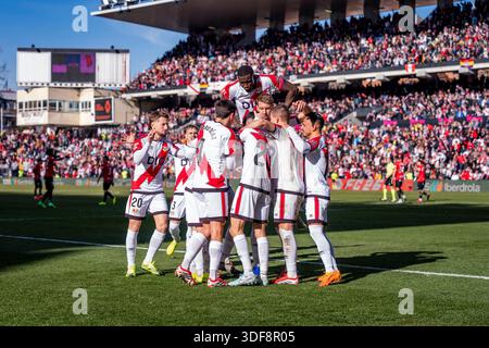 Madrid, Madrid, Spanien. Januar 2026. Spieler von Rayo Vallecano (von L bis R) Ivan Balliu, PEP Chavarria, Pedro Diaz, Nobel Mendy, ISI Palazon, Pelayo Fernandez, Florian Lejeune, Jorge de Frutos, Alvaro Garcia feiern ein Tor während des LaLiga EA Sports Fußballspiels zwischen Rayo Vallecano de Madrid und RCD Mallorca am 11. Januar 2026 im Estadio de Vallecas in Madrid. (Kreditbild: © Alberto Gardin/ZUMA Press Wire) NUR REDAKTIONELLE VERWENDUNG! Nicht für kommerzielle ZWECKE! Credit: ZUMA Press, Inc./Alamy Live News Credit: ZUMA Press, Inc./Alamy Live News Stockfoto