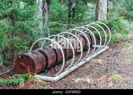 Ein Fahrradstnder aus naturgeschnitztem Baumstamm. Trumpington Meadows  Country Park, Cambridge, Grobritannien Stockfotografie - Alamy