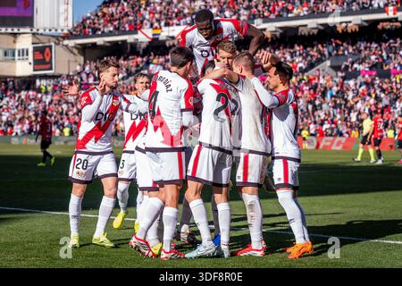 Madrid, Madrid, Spanien. Januar 2026. Spieler von Rayo Vallecano (von L bis R) Ivan Balliu, PEP Chavarria, Pedro Diaz, Nobel Mendy, ISI Palazon, Pelayo Fernandez, Florian Lejeune, Jorge de Frutos, Alvaro Garcia feiern ein Tor während des LaLiga EA Sports Fußballspiels zwischen Rayo Vallecano de Madrid und RCD Mallorca am 11. Januar 2026 im Estadio de Vallecas in Madrid. (Kreditbild: © Alberto Gardin/ZUMA Press Wire) NUR REDAKTIONELLE VERWENDUNG! Nicht für kommerzielle ZWECKE! Credit: ZUMA Press, Inc./Alamy Live News Credit: ZUMA Press, Inc./Alamy Live News Stockfoto