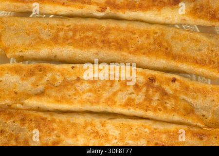 Frische aromatische Pfannkuchen mit Hüttenkäse-Füllung Stockfoto
