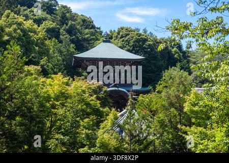 Der elegante Daisho-in-Tempel erhebt sich zwischen üppigen Bäumen auf der Insel Miyajima und verbindet traditionelle japanische Architektur mit der Schönheit der Umgebung Stockfoto