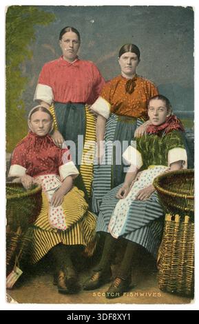 Edwardian getönte/farbige Fotopostkarte einer Gruppe schottischer Fischfrauen, datiert/veröffentlicht am 23. Februar 1904, aber das Originalfoto ist früher und wurde möglicherweise in den späten 1890er Jahren in Großbritannien aufgenommen Stockfoto