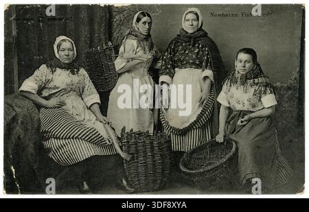 Original-Postkarte aus der Edwardianischen Ära einer Gruppe von Newhaven Fishwives, Newhaven, Edinburgh, Großbritannien datiert / veröffentlicht am 16. Mai 1905, aber das Originalfoto ist früher und wurde möglicherweise in den späten 1890er Jahren in Großbritannien aufgenommen Stockfoto