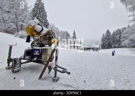 Pruem Themenfoto: Winter, Schnee, Weiße Pracht, Landschaft, Schneelandschaft, Ski, Rodel, 11.01.2026 Ski und Rodelspass in der Wolfsschlucht in Pruem in der Eifel Themenfoto: Winter, Schnee, Weiße Pracht, Landschaft, Schneelandschaft,Ski, Rodel, 11.01.2026 *** Pruem Themenfoto Winter, Schnee, weiße Pracht, Landschaft, Schneelandschaft, Ski, Rodeln, 11 01 2026 Ski- und Rodelspaß in der Wolfsschlucht in Pruem in der Eifel Themenfoto Winter, Schnee, weiße Pracht, Landschaft, Schneelandschaft, Ski, Rodeln, 11 01 2026 Copyright: xEibner-Pressefoto/JuergenxAugstx EP JAT Stockfoto