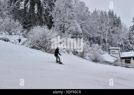 Pruem Themenfoto: Winter, Schnee, Weiße Pracht, Landschaft, Schneelandschaft, Ski, Rodel, 11.01.2026 Ski und Rodelspass in der Wolfsschlucht in Pruem in der Eifel Themenfoto: Winter, Schnee, Weiße Pracht, Landschaft, Schneelandschaft,Ski, Rodel, 11.01.2026 *** Pruem Themenfoto Winter, Schnee, weiße Pracht, Landschaft, Schneelandschaft, Ski, Rodeln, 11 01 2026 Ski- und Rodelspaß in der Wolfsschlucht in Pruem in der Eifel Themenfoto Winter, Schnee, weiße Pracht, Landschaft, Schneelandschaft, Ski, Rodeln, 11 01 2026 Copyright: xEibner-Pressefoto/JuergenxAugstx EP JAT Stockfoto