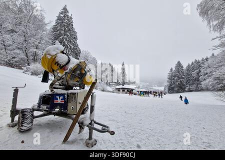 Pruem Themenfoto: Winter, Schnee, Weiße Pracht, Landschaft, Schneelandschaft, Ski, Rodel, 11.01.2026 Ski und Rodelspass in der Wolfsschlucht in Pruem in der Eifel Themenfoto: Winter, Schnee, Weiße Pracht, Landschaft, Schneelandschaft,Ski, Rodel, 11.01.2026 *** Pruem Themenfoto Winter, Schnee, weiße Pracht, Landschaft, Schneelandschaft, Ski, Rodeln, 11 01 2026 Ski- und Rodelspaß in der Wolfsschlucht in Pruem in der Eifel Themenfoto Winter, Schnee, weiße Pracht, Landschaft, Schneelandschaft, Ski, Rodeln, 11 01 2026 Copyright: xEibner-Pressefoto/JuergenxAugstx EP JAT Stockfoto