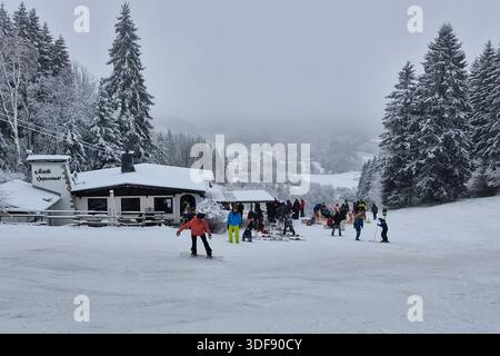 Pruem Themenfoto: Winter, Schnee, Weiße Pracht, Landschaft, Schneelandschaft, Ski, Rodel, 11.01.2026 Ski und Rodelspass in der Wolfsschlucht in Pruem in der Eifel Themenfoto: Winter, Schnee, Weiße Pracht, Landschaft, Schneelandschaft,Ski, Rodel, 11.01.2026 *** Pruem Themenfoto Winter, Schnee, weiße Pracht, Landschaft, Schneelandschaft, Ski, Rodeln, 11 01 2026 Ski- und Rodelspaß in der Wolfsschlucht in Pruem in der Eifel Themenfoto Winter, Schnee, weiße Pracht, Landschaft, Schneelandschaft, Ski, Rodeln, 11 01 2026 Copyright: xEibner-Pressefoto/JuergenxAugstx EP JAT Stockfoto