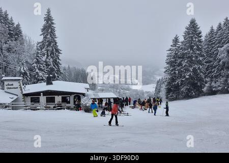 Pruem Themenfoto: Winter, Schnee, Weiße Pracht, Landschaft, Schneelandschaft, Ski, Rodel, 11.01.2026 Ski und Rodelspass in der Wolfsschlucht in Pruem in der Eifel Themenfoto: Winter, Schnee, Weiße Pracht, Landschaft, Schneelandschaft,Ski, Rodel, 11.01.2026 *** Pruem Themenfoto Winter, Schnee, weiße Pracht, Landschaft, Schneelandschaft, Ski, Rodeln, 11 01 2026 Ski- und Rodelspaß in der Wolfsschlucht in Pruem in der Eifel Themenfoto Winter, Schnee, weiße Pracht, Landschaft, Schneelandschaft, Ski, Rodeln, 11 01 2026 Copyright: xEibner-Pressefoto/JuergenxAugstx EP JAT Stockfoto