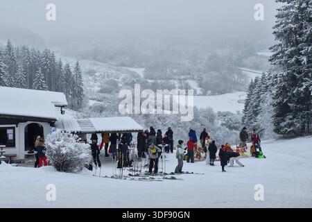 Pruem Themenfoto: Winter, Schnee, Weiße Pracht, Landschaft, Schneelandschaft, Ski, Rodel, 11.01.2026 Ski und Rodelspass in der Wolfsschlucht in Pruem in der Eifel Themenfoto: Winter, Schnee, Weiße Pracht, Landschaft, Schneelandschaft,Ski, Rodel, 11.01.2026 *** Pruem Themenfoto Winter, Schnee, weiße Pracht, Landschaft, Schneelandschaft, Ski, Rodeln, 11 01 2026 Ski- und Rodelspaß in der Wolfsschlucht in Pruem in der Eifel Themenfoto Winter, Schnee, weiße Pracht, Landschaft, Schneelandschaft, Ski, Rodeln, 11 01 2026 Copyright: xEibner-Pressefoto/JuergenxAugstx EP JAT Stockfoto