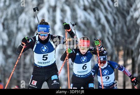 Oberhof, Deutschland. Januar 2026. Biathlon: Weltmeisterschaft, 10 km Verfolgung, Frauen. Franziska Preuß (von links) aus Deutschland, Janina Hettich-Walz aus Deutschland und Oceane Michelon aus Frankreich auf der Strecke. Quelle: Hendrik Schmidt/dpa/Alamy Live News Stockfoto