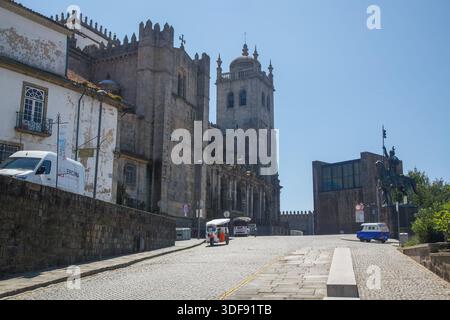 Die gotische Kirche der SE-Kathedrale und die typischen Gebäude im portugiesischen Stil von Porto, Portugal Stockfoto
