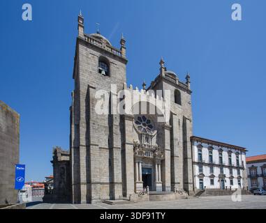 Die gotische Kirche SE Cathedral typisch portugiesischer Stil Fassade, Porto, Portugal Stockfoto