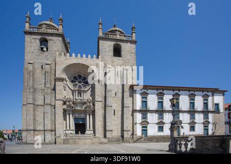 Die gotische Kirche der SE-Kathedrale und die typischen Gebäude im portugiesischen Stil von Porto, Portugal Stockfoto