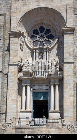 Die gotische Kirche der SE-Kathedrale und die typischen Gebäude im portugiesischen Stil von Porto, Portugal Stockfoto