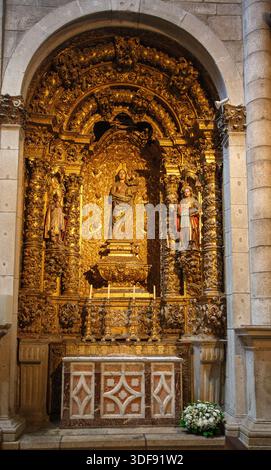 Der kunstvoll verzierte Altar in der gotischen Kirche der SE-Kathedrale typisch portugiesischer Baufassade, Porto, Portugal Stockfoto