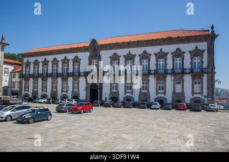 Die gotische Kirche der SE-Kathedrale und die typischen Gebäude im portugiesischen Stil von Porto, Portugal Stockfoto