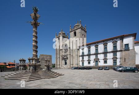 Der Pranger und die gotische Kirche der SE-Kathedrale typisch portugiesischer Baufassade, Porto, Portugal Stockfoto