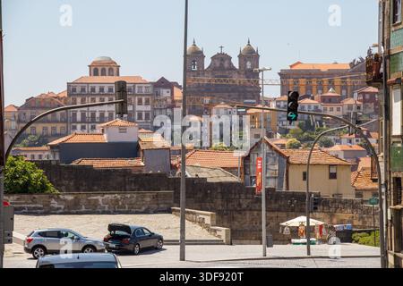 Die gotische Kirche der SE-Kathedrale und die typischen Gebäude im portugiesischen Stil von Porto, Portugal Stockfoto
