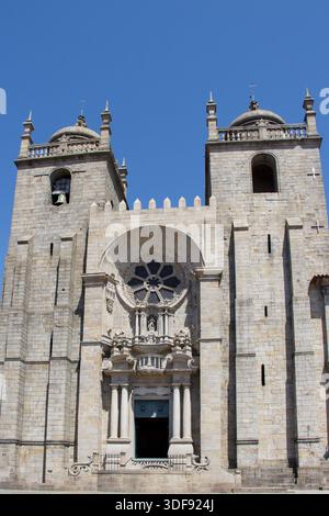 Die gotische Kirche der SE-Kathedrale und die typischen Gebäude im portugiesischen Stil von Porto, Portugal Stockfoto
