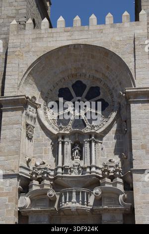 Die gotische Kirche der SE-Kathedrale und die typischen Gebäude im portugiesischen Stil von Porto, Portugal Stockfoto