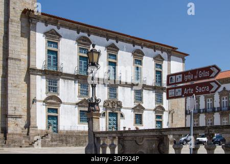 Die gotische Kirche der SE-Kathedrale und die typischen Gebäude im portugiesischen Stil von Porto, Portugal Stockfoto