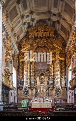 Der kunstvoll verzierte Altar in der gotischen Kirche der SE-Kathedrale typisch portugiesischer Baufassade, Porto, Portugal Stockfoto