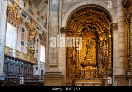 Der kunstvoll verzierte Altar in der gotischen Kirche der SE-Kathedrale typisch portugiesischer Baufassade, Porto, Portugal Stockfoto