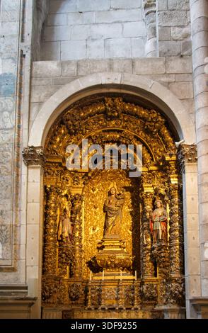 Der kunstvoll verzierte Altar in der gotischen Kirche der SE-Kathedrale typisch portugiesischer Baufassade, Porto, Portugal Stockfoto
