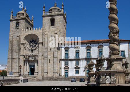 Die gotische Kirche der SE-Kathedrale und die typischen Gebäude im portugiesischen Stil von Porto, Portugal Stockfoto
