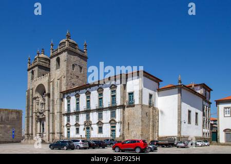 Die gotische Kirche der SE-Kathedrale und die typischen Gebäude im portugiesischen Stil von Porto, Portugal Stockfoto
