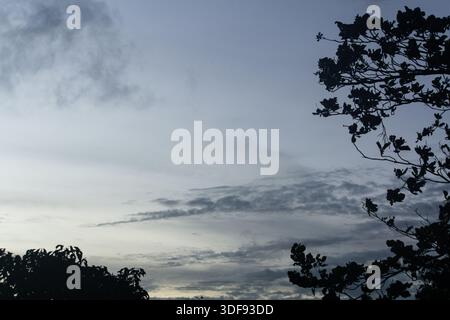 Landschaftsaufnahme des abendlichen dunklen, bewölkten Himmels. Stockfoto