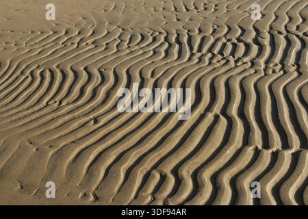 Gestreifte Muster im Sand, die durch Wind und Wellen entstehen Stockfoto