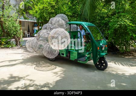 Ein dreirädriges Fahrzeug mit Kugellichtern im Ferienresort Cinnamon Dhonveli, Male North Harbour, Malé, Malediven, Indischer Ozean, Asien Stockfoto