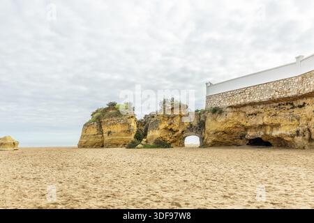 Malerischer Blick auf Praia da Batata in Lagos, Algarve, Portugal, mit einem goldenen Sandstrand, dramatischen Kalksteinklippen und einem natürlichen Felsbogen Stockfoto