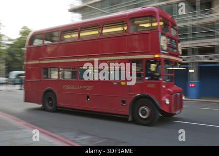 LONDON, Großbritannien – 8. SEPTEMBER 2017: Verschwommene Bewegung des berühmten alten roten Doppeldeckers durch die Straßen Londons in Großbritannien Stockfoto