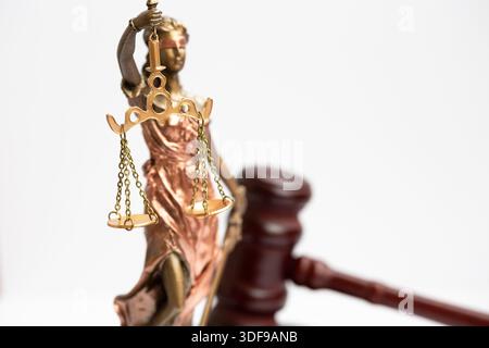 THEMIS-Figur und richterlicher Hammer auf weißem Hintergrund Stockfoto