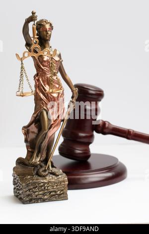THEMIS-Figur und richterlicher Hammer auf weißem Hintergrund Stockfoto