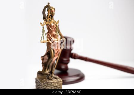 THEMIS-Figur und richterlicher Hammer auf weißem Hintergrund Stockfoto